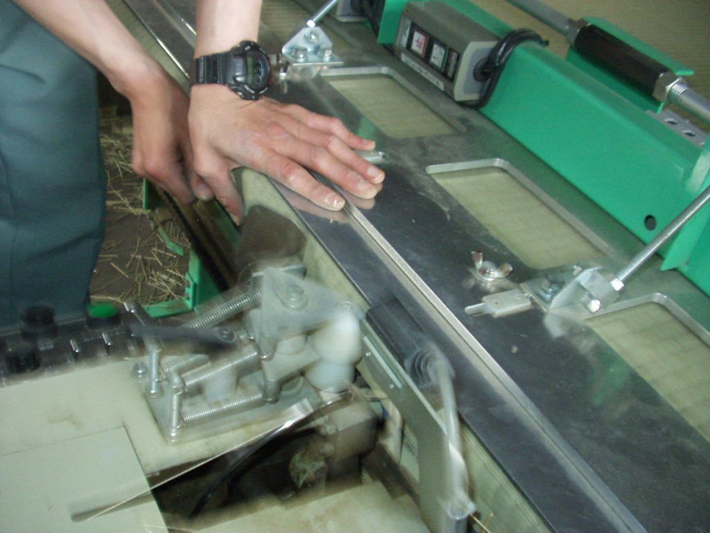 6.框巻機での縫着作業。