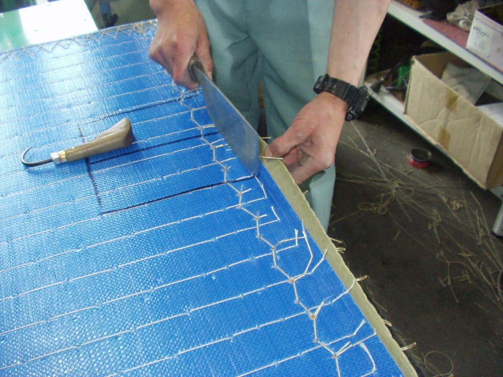 3.畳の框の糸を切る作業。