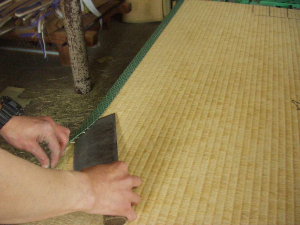 4.縁を外す作業。