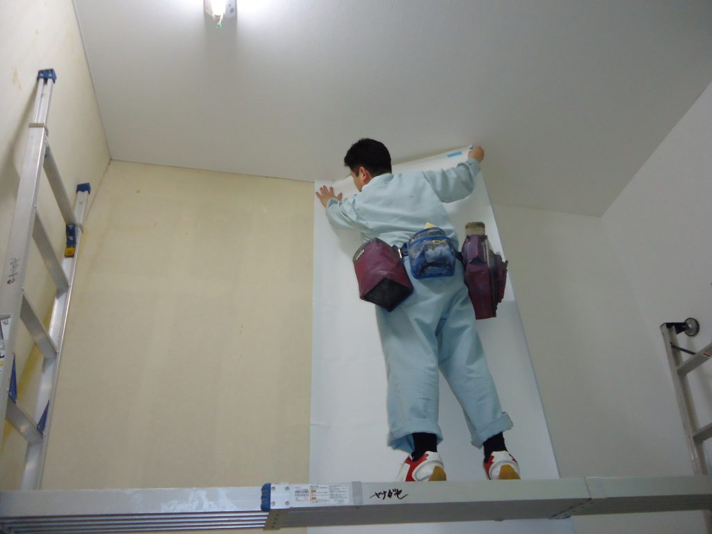 クロス張り替えの様子