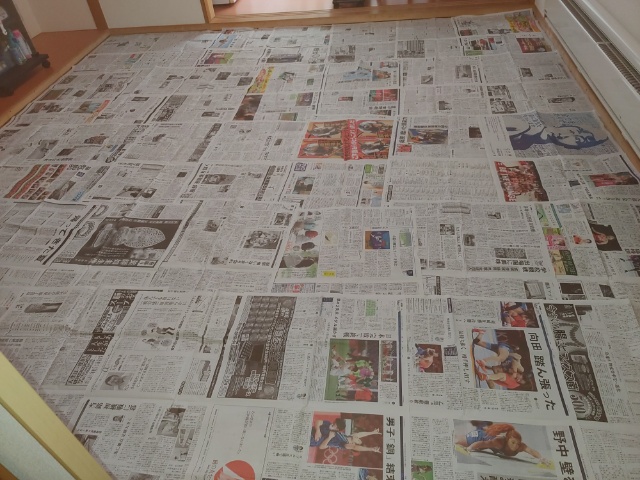 畳床に古新聞