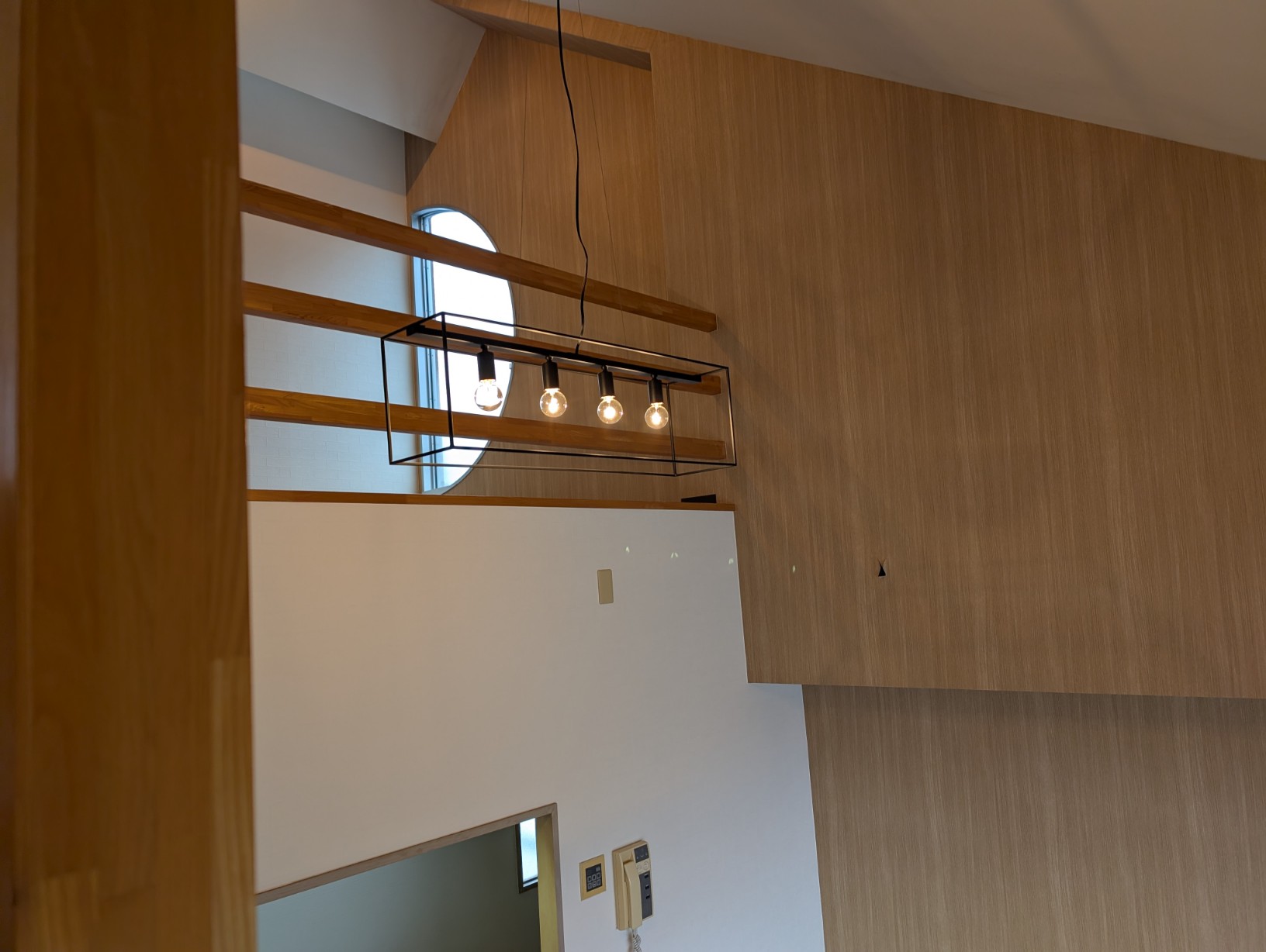 ダイニング・貼り分けクロス施工完了