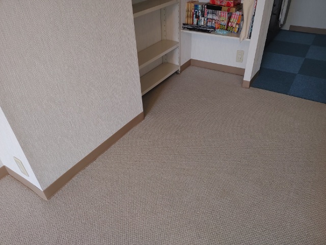 カーペット・ソフト巾木施工（リビング）完了 (3)